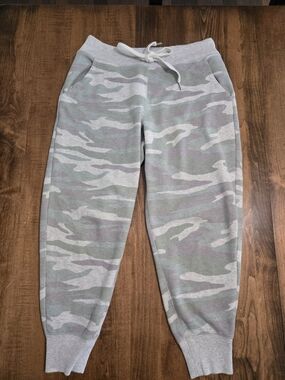 Aerie Camo Capri Joggers